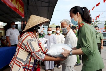An Giang: Chăm lo đời sống bà con nhân dân thị xã biên giới Tân Châu