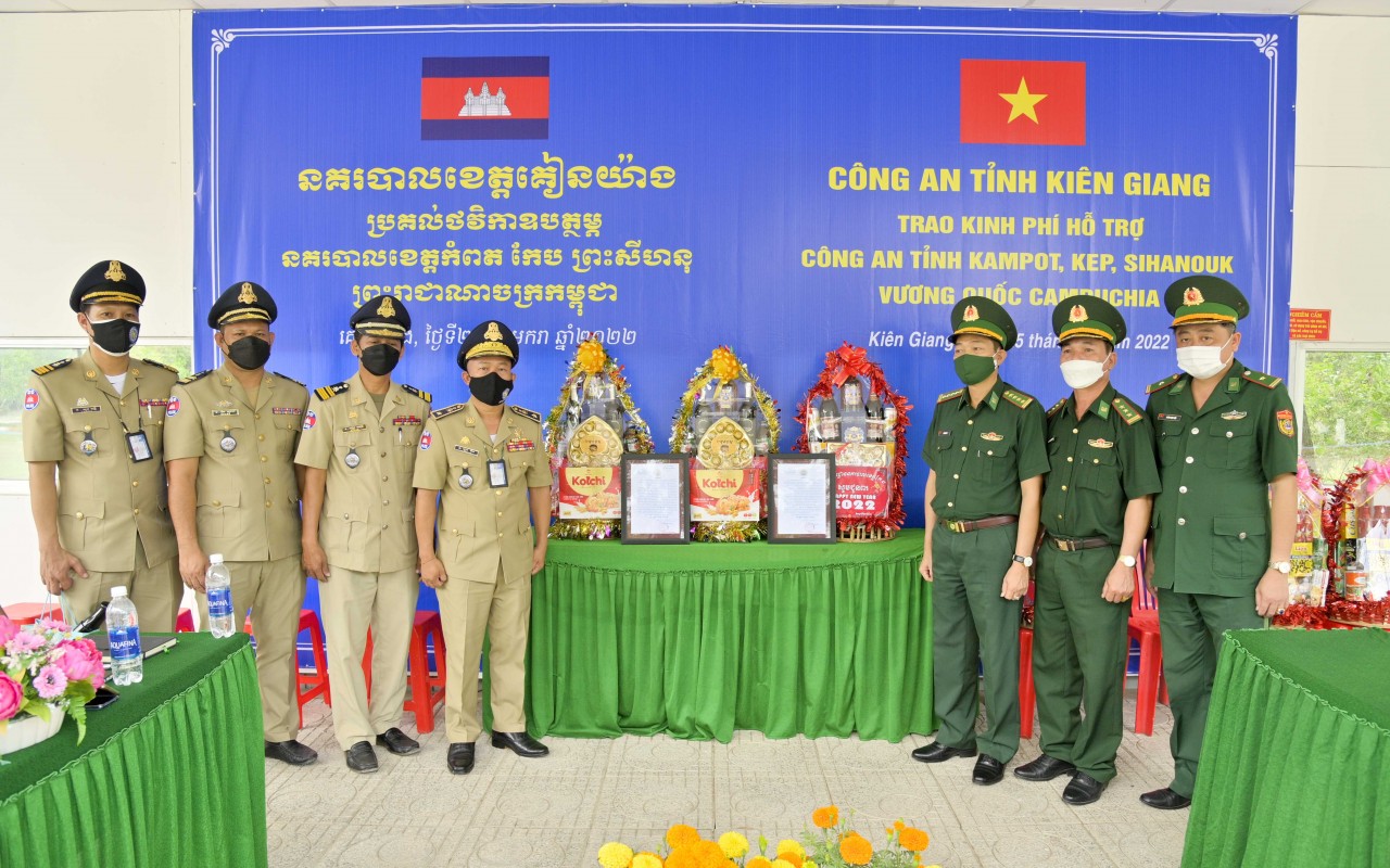 Công an Campuchia trao quà Tết cổ truyền cho Biên phòng tỉnh Kiên Giang