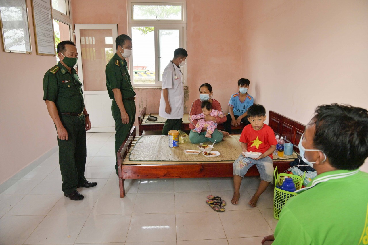 Hải đội 2 Biên phòng tỉnh Kiên Giang cứu 6 người dân gặp nạn trên biển