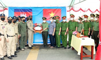 Công an tỉnh Kandal chúc Tết Công an tỉnh An Giang