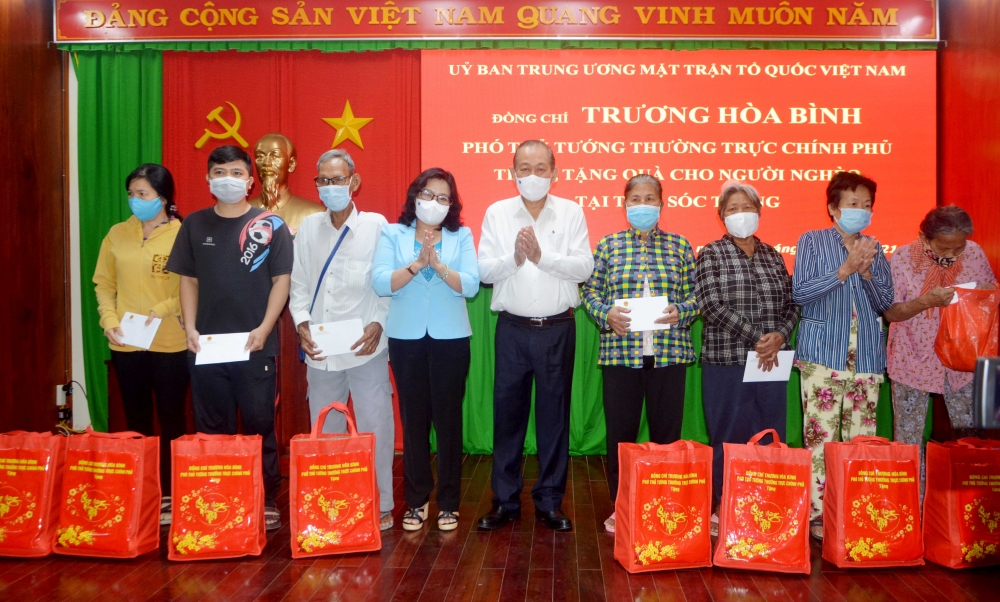 Phó Thủ tướng Thường trực Trương Hòa Bình tặng quà Tết bà con khó khăn tại Sóc Trăng