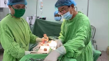 Cần Thơ: phẫu thuật thành công cho cụ bà 86 tuổi bị sỏi to bàng quang kích thước lớn Cần Thơ: phẫu thuật thành công cho cụ bà 86 tuổi bị sỏi to bàng quang kích thước lớn