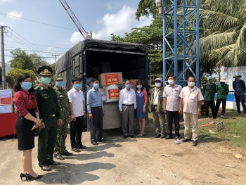 Đồng Tháp hỗ trợ kiều bào 2 tỉnh Kandal và Prey Veng (Campuchia) phòng, chống Covid-19 Đồng Tháp hỗ trợ kiều bào 2 tỉnh Kandal và Prey Veng (Campuchia) phòng, chống Covid-19