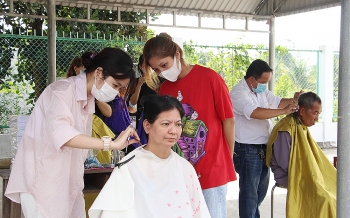 an giang kham benh cap thuoc mien phi va trao qua cho nhieu hoan canh kho khan