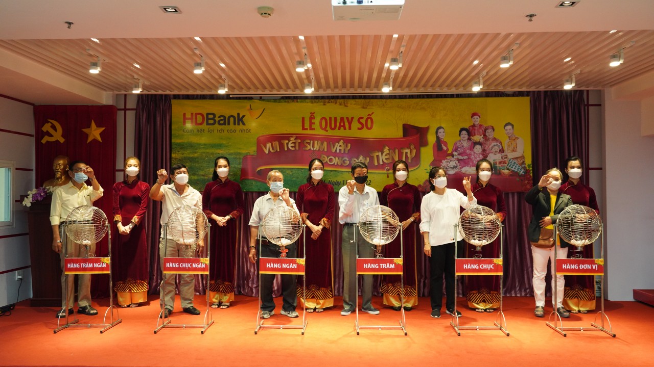 HDBank chúc mừng khách hàng trúng 1 tỷ đồng trong chương trình “Vui Tết sum vầy - Đong đầy tiền tỷ”