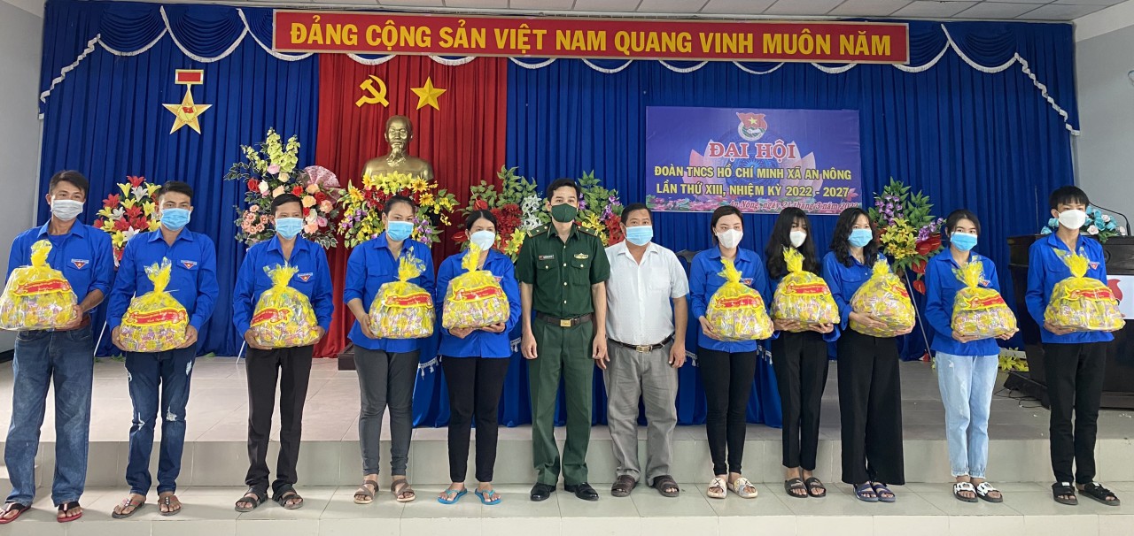 Bộ đội Biên phòng An Giang tặng quà đoàn viên, thanh niên khó khăn nơi biên giới