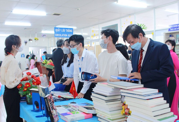 Tổng Lãnh sự Nhật Bản tại TP Hồ Chí Minh thăm và tặng sách cho trường Đại học An Giang