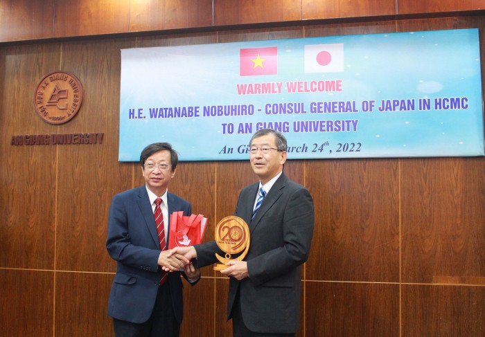 Tổng Lãnh sự Nhật Bản tại TP Hồ Chí Minh thăm và tặng sách cho trường Đại học An Giang