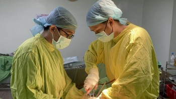 Cần Thơ: phẫu thuật lấy thành công viên sỏi to trong bàng quang bệnh nhân