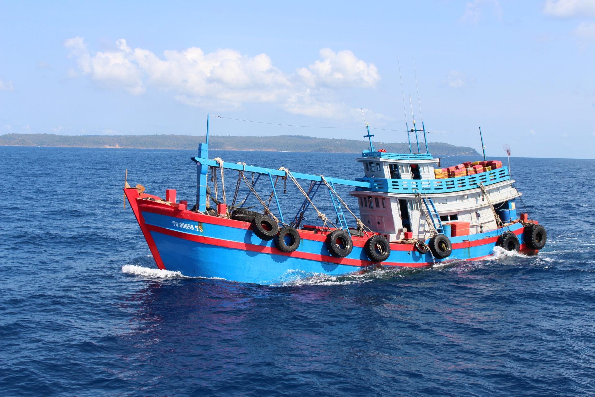 kien giang bat giu tau cho 50000 lit dau do khong ro nguon goc