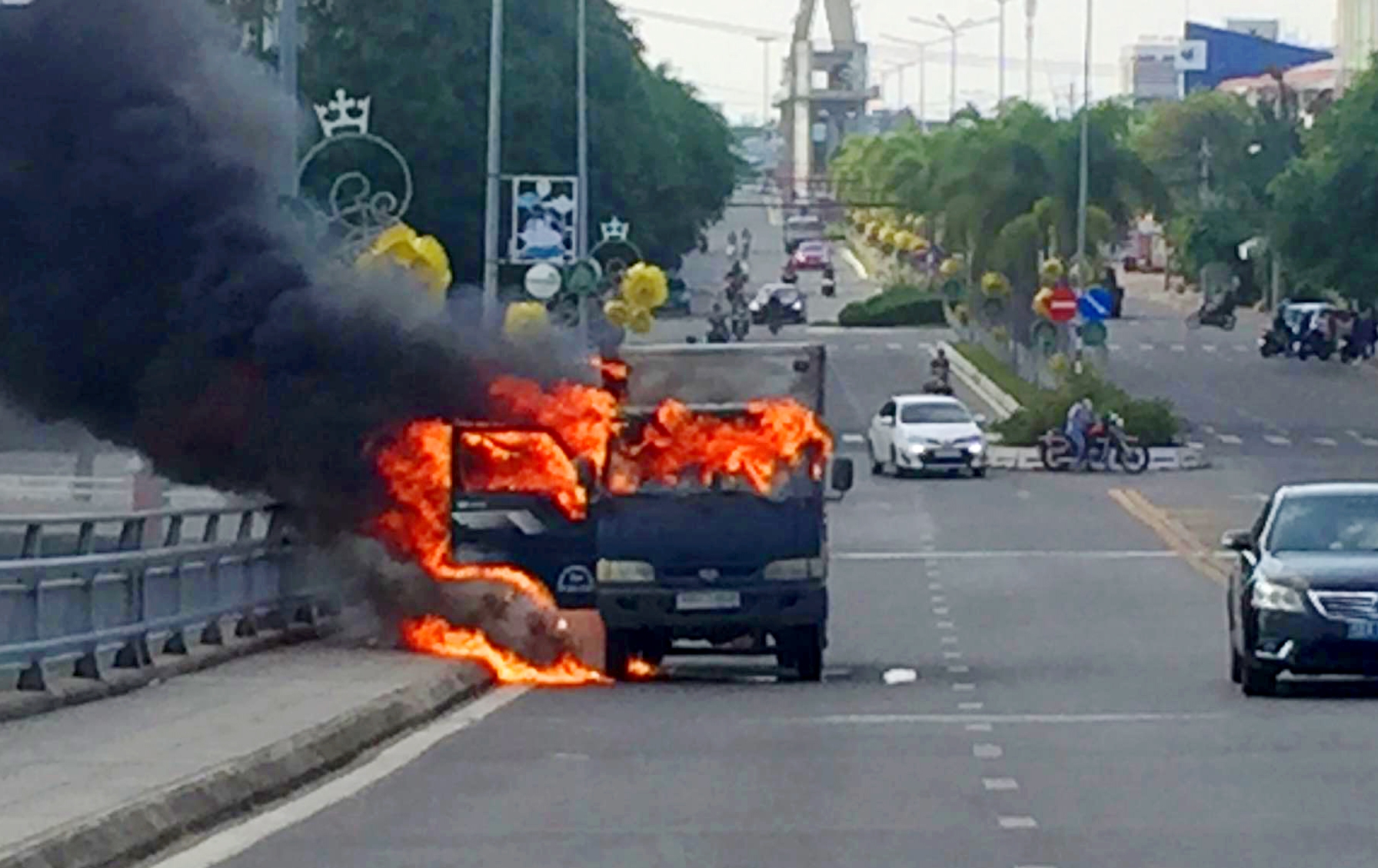 kien giang oto tai dang chay tren cau bong dung boc chay du doi