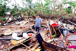 Kiên Giang: Mưa trái mùa, giông lốc làm sập hàng chục căn nhà