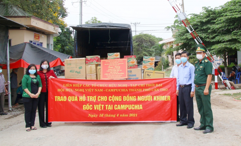 Liên hiệp Hữu nghị Cần Thơ, Tạp chí Thời Đại trao quà cho người Khmer gốc Việt tại Campuchia