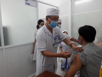 Những người đầu tiên ở Bạc Liêu được tiêm chủng vắc xin ngừa COVID-19