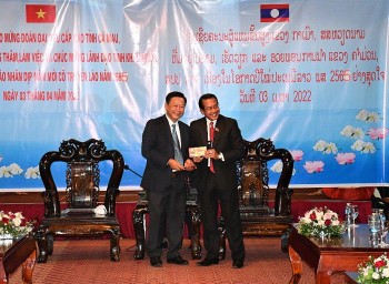Lãnh đạo tỉnh Cà Mau thăm, chúc Tết cổ truyền Bunpimay tại tỉnh Khăm Muộn (Lào) Lãnh đạo tỉnh Cà Mau thăm, chúc Tết cổ truyền Bunpimay tại tỉnh Khăm Muộn (Lào)