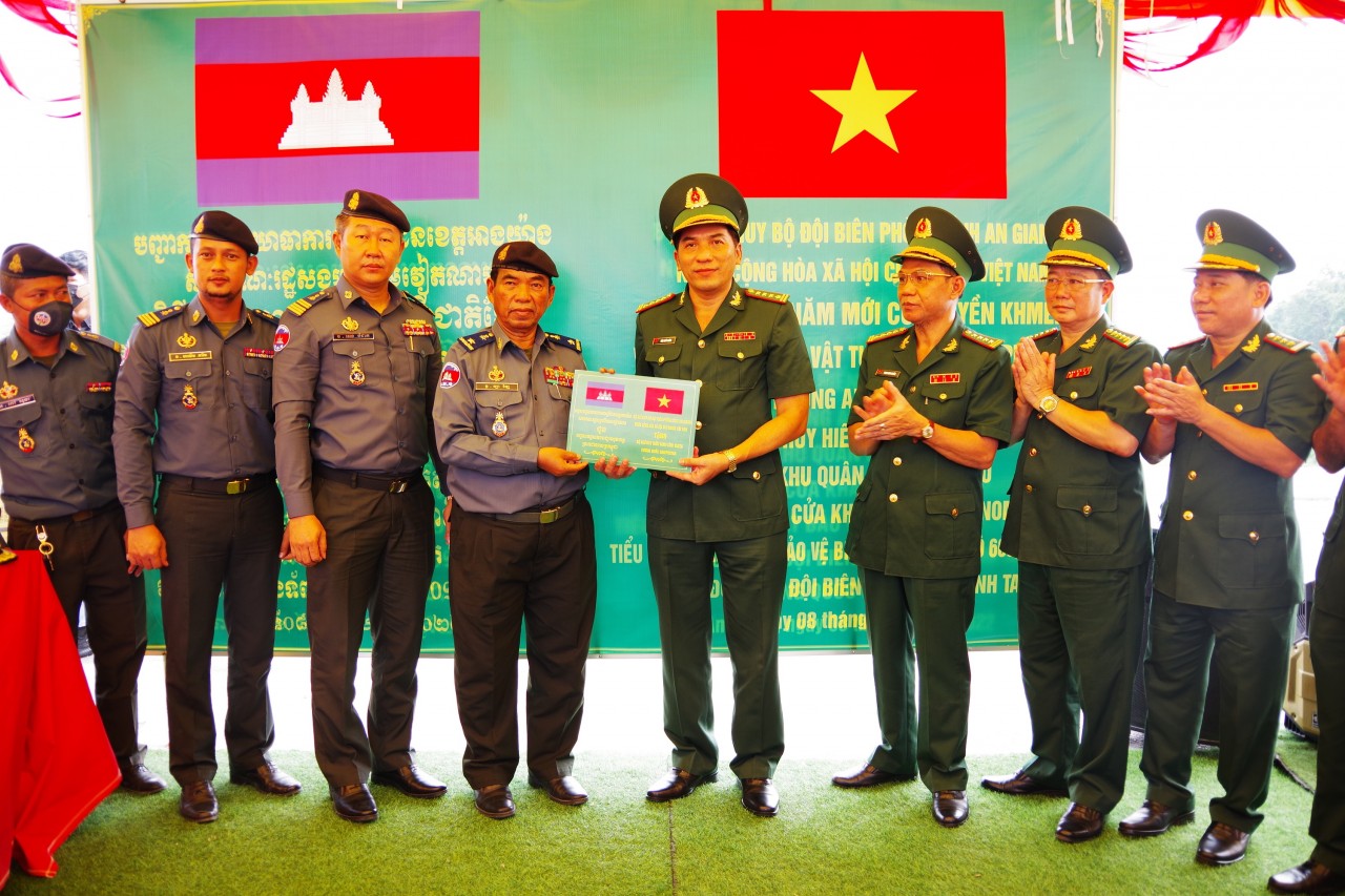 Bộ đội Biên phòng An Giang tặng quà trị giá 2 tỷ đồng nước bạn Campuchia