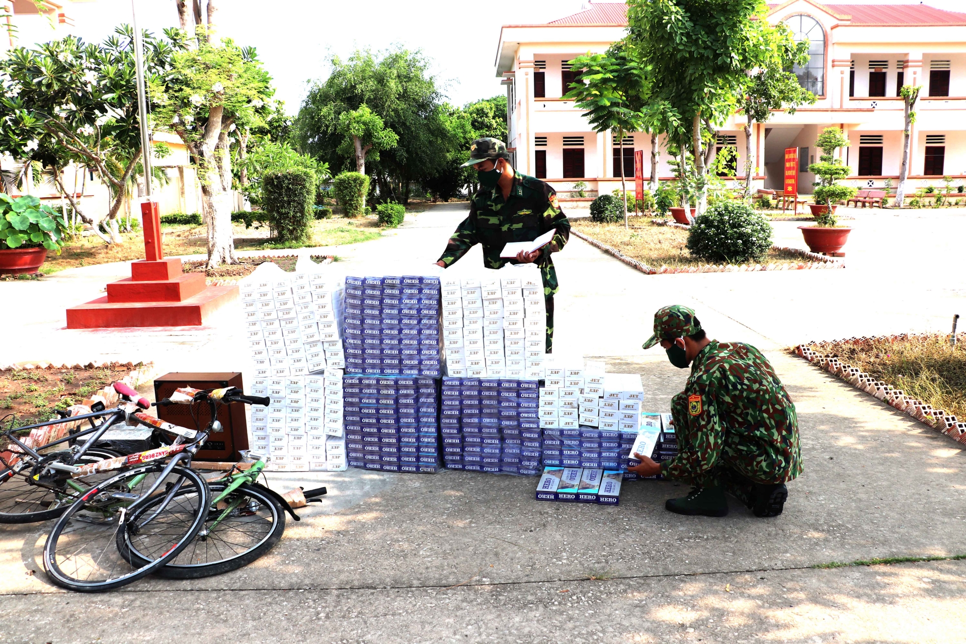 bo doi bien phong tinh an giang lien tiep bat giu hai vu buon lau trong dem