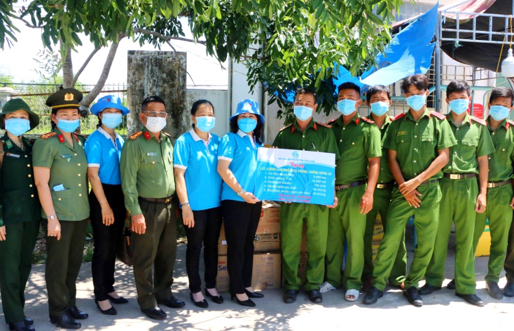 Thăm, tặng quà các chốt phòng chống dịch Covid-19 trên tuyến biên giới Hà Tiên