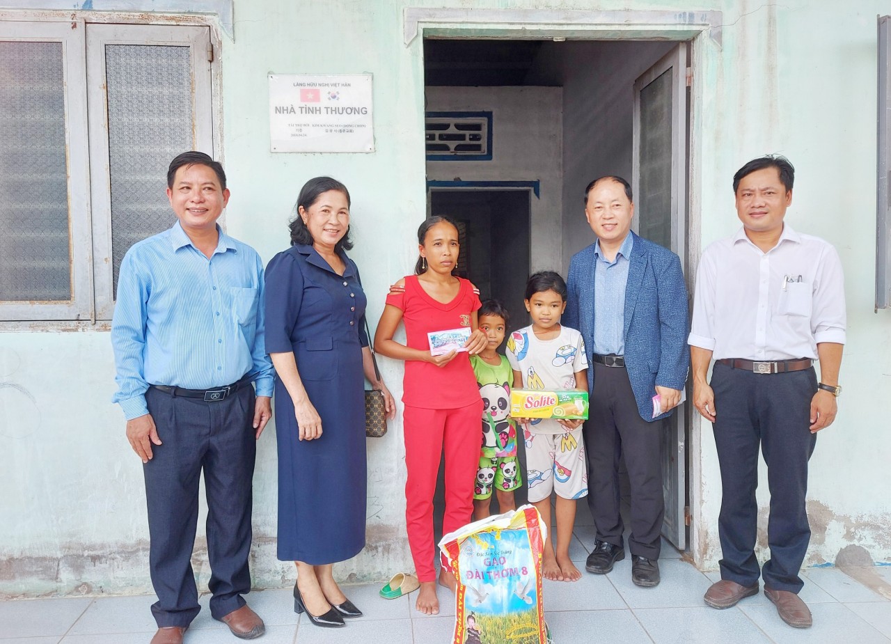 Cần Thơ: Trao tặng quà cho 100 hộ dân Làng hữu nghị Việt Nam - Hàn Quốc