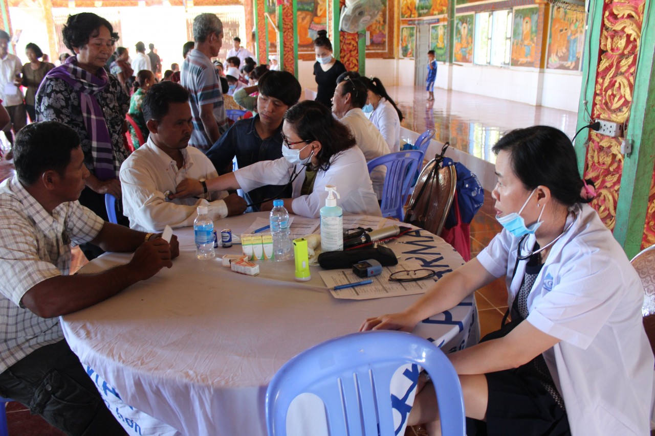 4.000 người dân huyện Romeas Haek, tỉnh Svay Rieng, Vương Quốc Campuchia sẽ được khám bệnh, phát thuốc miễn phí