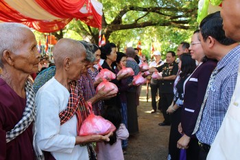 4.000 người dân huyện Romeas Haek, tỉnh Svay Rieng, Vương Quốc Campuchia sẽ được khám bệnh, phát thuốc miễn phí