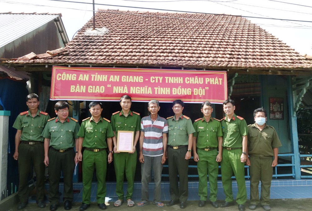 An Giang: Trao tặng 5 căn nhà “Nghĩa tình đồng đội”