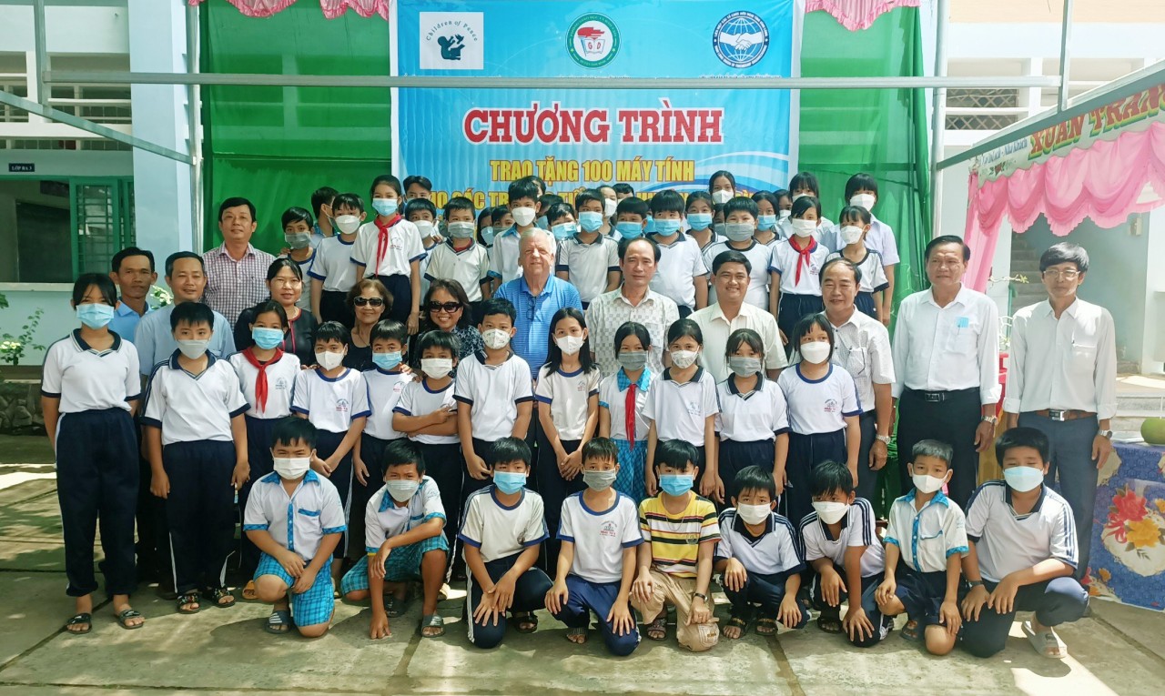 Tổ chức COPI trao tặng 100 máy vi tính cho các trường tiểu học huyện Tam Bình, tỉnh Vĩnh Long
