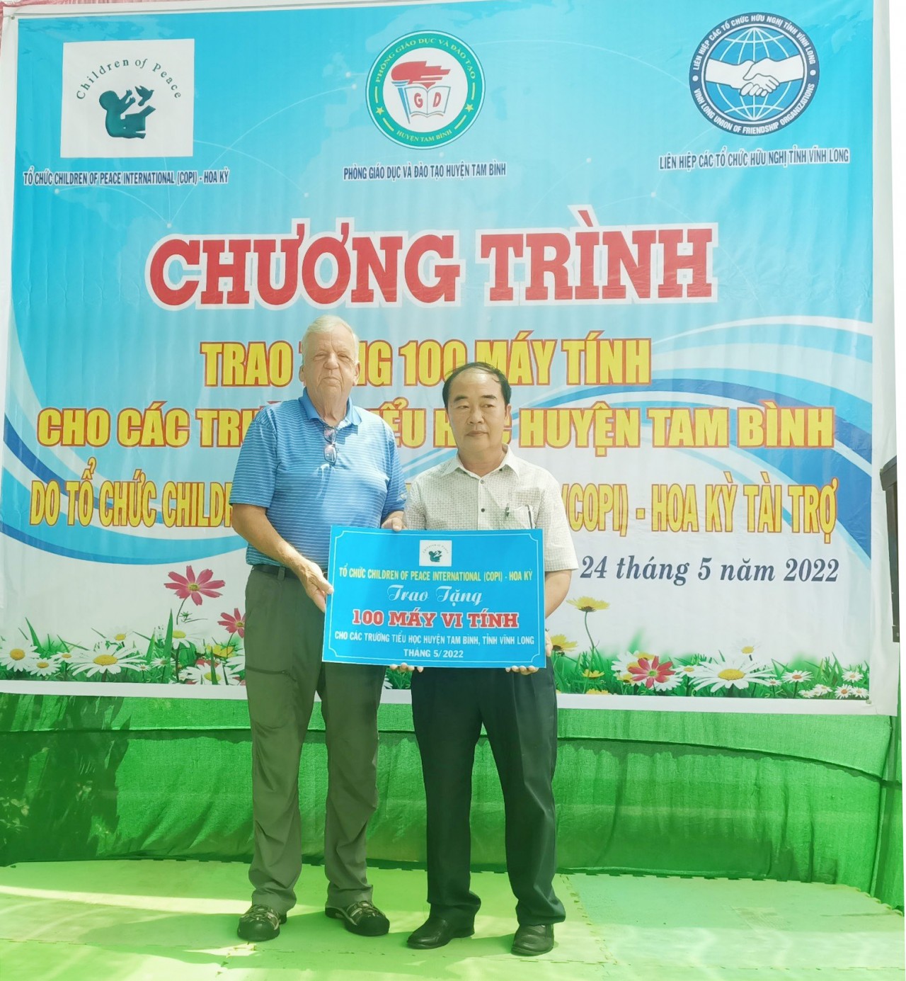 Tổ chức COPI trao tặng 100 máy vi tính cho các trường tiểu học huyện Tam Bình, tỉnh Vĩnh Long