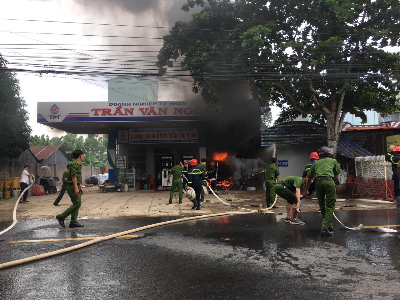 an giang cha y xe bon cho xang 1 nguo i che t 2 nguo i bi bo ng na ng