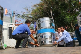 adra trao tang bon nuoc ho tro cho 200 ho dan ngheo tai tra on vinh long khac phuc han man