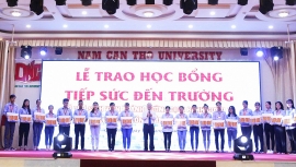 Đại học Nam Cần Thơ trao hơn 100 suất học bổng cho sinh viên bị ảnh hưởng dịch Covid-19