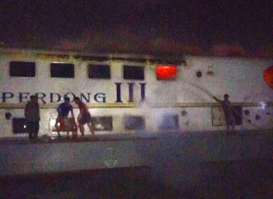 Tàu cao tốc Superdong III bốc cháy dữ dỗi khi đang neo tại cảng Rạch Giá
