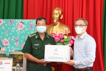 Hỗ trợ 150 triệu đồng cho Bộ đội Biên phòng tỉnh An Giang phòng chống dịch Covid-19