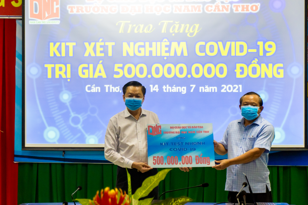 Trường Đại học Nam Cần Thơ ủng hộ 500 triệu đồng mua kit xét nghiệm Covid-19