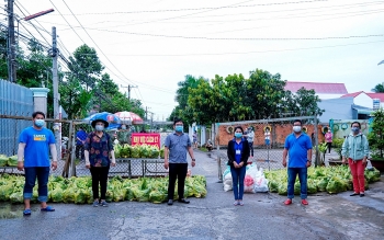 “Chuyến xe yêu thương” hỗ trợ người dân gặp khó do ảnh hưởng dịch Covid-19