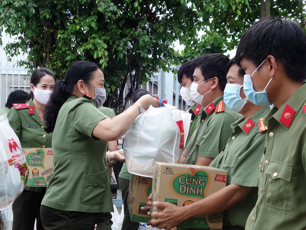 Thăm tặng quà các Chốt phòng chống dịch Covid-19 biên giới An Giang