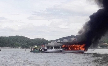 Kiên Giang: Tàu chở khách du lịch bất ngờ bốc cháy trên biển