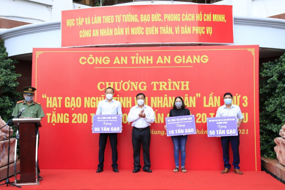 Hành trình 200 tấn gạo và 27 tấn cá tươi đến tay người dân gặp khó do dịch Covid-19