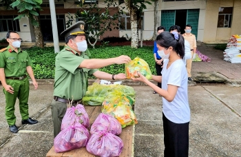 Hành trình 200 tấn gạo và 27 tấn cá tươi đến tay người dân gặp khó do dịch Covid-19