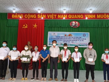 Dariu Foundation: Trao 100 suất học bổng cho học sinh hoàn cảnh khó khăn ở Vĩnh Long