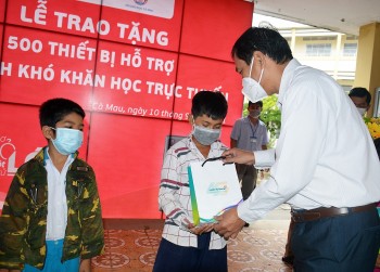 Cà Mau hỗ trợ 500 điện thoại thông minh cho học sinh có hoàn cảnh khó khăn học trực tuyến