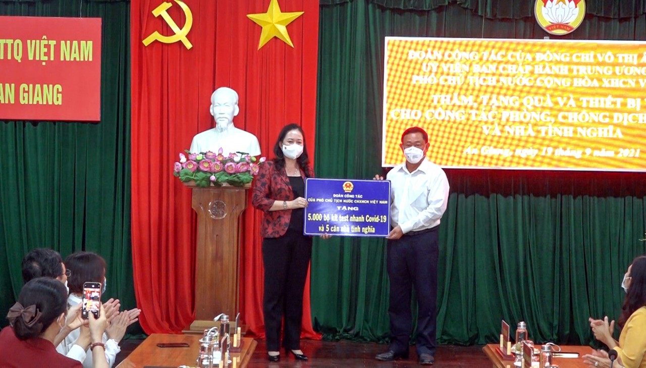 Phó Chủ tịch nước trao tặng vật tư y tế phòng, chống dịch Covid-19 cho tỉnh An Giang Phó Chủ tịch nước trao tặng vật tư y tế phòng, chống dịch Covid-19 cho tỉnh An Giang