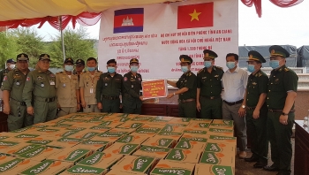 An Giang: Trao tặng 3.000 thùng mì tôm cho 2 tỉnh Takeo, Kandal bị ảnh hưởng bởi mưa lũ