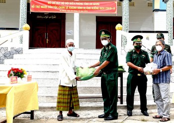 Bộ đội Biên phòng An Giang hỗ trợ nhu yếu phẩm cho đồng bào Chăm nơi biên giới