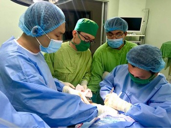 Cần Thơ: Phẫu thuật xuyên đêm cứu bàn tay bị đứt lìa cho bệnh nhân 17 tuổi
