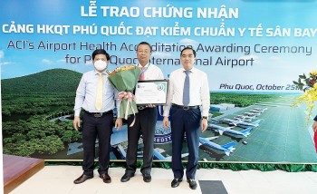 Kiên Giang: Trao chứng nhận Cảng hàng không quốc tế Phú Quốc đạt kiểm chuẩn y tế sân bay