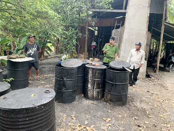 Phát hiện cơ sở tái chế nhớt thải trái phép với số lượng lớn ở An Giang