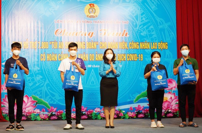 Cần Thơ: Trao 7.000 “Túi an sinh công đoàn” đến tay đoàn viên, công nhân lao động khó khăn