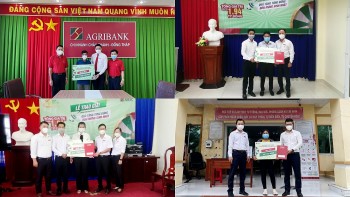 Bảo hiểm Agribank Cần Thơ trao thưởng cho các khách hàng