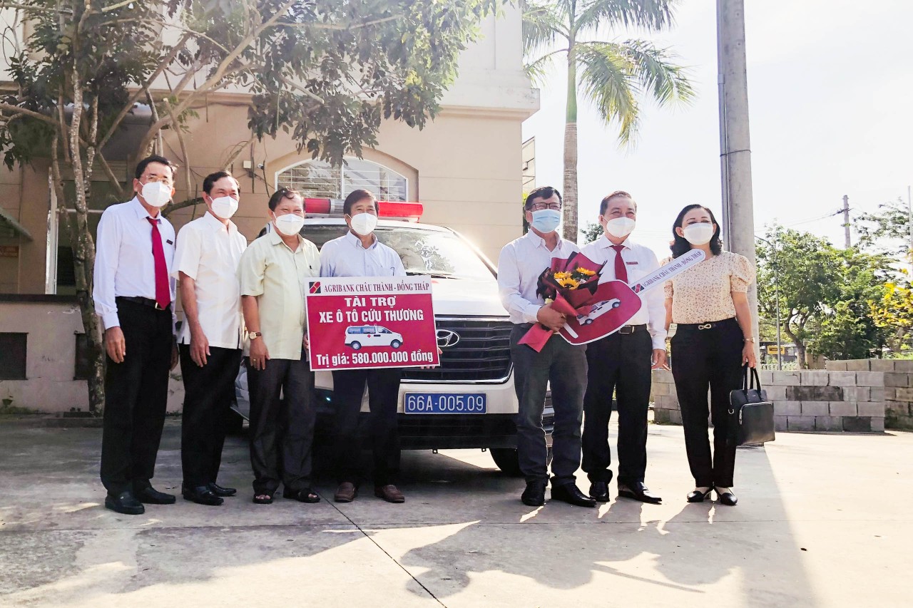 Agribank Châu Thành - Đồng Tháp bàn giao xe cứu thương chất lượng cao cho ngành y tế